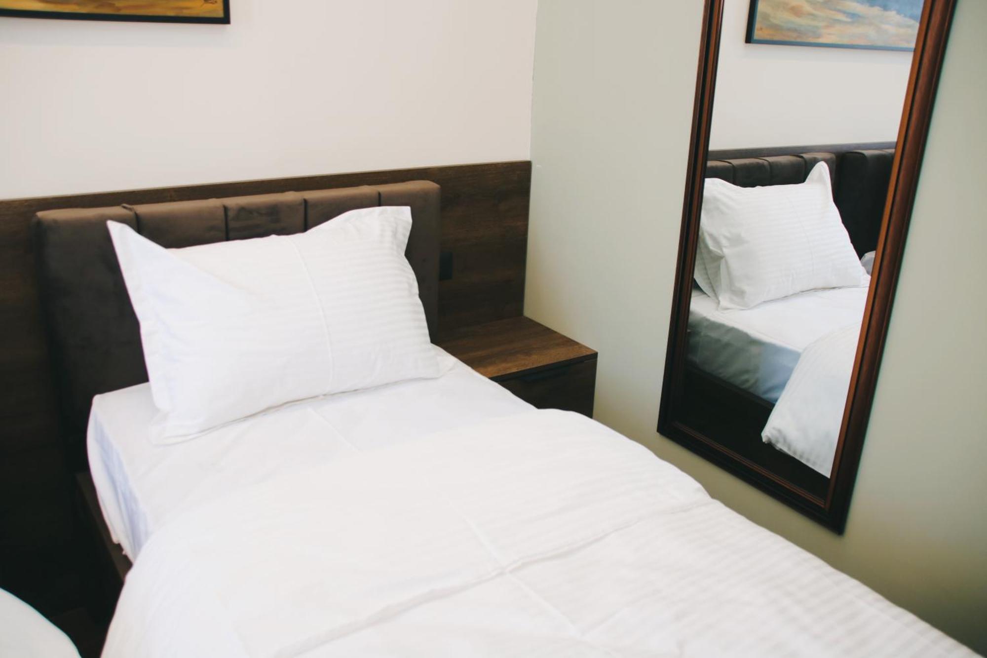 Hotel Rozafa Suhareke Buitenkant foto